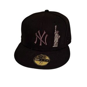 New Era 59Fifty Fitted NY Yankees Black/Burgundy Hat Statute of Liberty & Apple